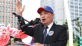 警界出身談親愛精誠　侯友宜：與黃埔校友系出同門國民黨總統參選人侯友宜18日表示，他從基層員警出身，警政署大門寫著「親愛精誠」，因此與陸軍官校及黃埔校友們都系出同門，若他當選總統，會在確保國家安全下讓經濟蓬勃發展，並讓兩岸穩定、恢復對話交流。中央社記者謝佳璋攝  112年6月18日