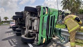 死亡車禍,新營交流道,水泥預拌車,夾困,身亡