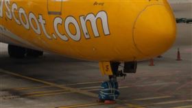 酷航落地桃園機場，才發現少顆輪胎。（圖／讀者提供、翻攝畫面）