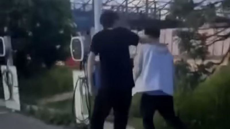 南寮走斑馬線險被撞　友嗆1句他反變沙包