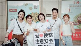 蔡晴雯（左起）、郁方、 周孝安、林佩遙、洪聆翔做公益。（圖／經紀人提供）