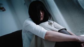 一名楊姓男子去年假藉討債為名義，騎機車到屏東市區某間檳榔攤，他拿出預藏的左輪空氣槍，脅迫賣檳榔的女子吸毒且對其性侵得逞，還搶走店內8500元現金，楊男一審被重判18年，他不服提起上訴，高雄高分院審理後裁定續押，可抗告。