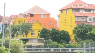 火車同框彩虹村美照　居民稱稀鬆平常