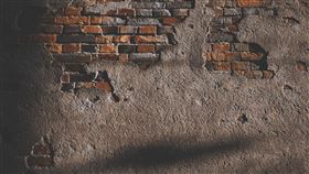 西班牙一名22歲女子席波拉（Sibora Gagani）和男友羅密歐（Marco Gaio Romeo）分手後就此人間蒸發，時間長達9年，直到羅密歐日前因刺傷現任女友被捕，他才坦承已殺了席波拉，且把對方遺體殘骸藏在自家牆壁中。