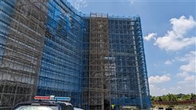 中市綠美圖工地  噴漆工人墜樓傷重送醫台中市西屯區中科路的綠美圖工地19日上午發生墜樓事故，何姓工人在施做外牆帷幕噴漆作業時，從2樓跌落1樓地板，經送往澄清醫院中港院區搶救，已恢復呼吸心跳，但仍昏迷在加護病房觀察。（民眾提供）中央社記者郝雪卿傳真  112年6月19日