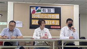 男員工沖繩洽公涉性騷  悠遊卡公司：記申誡2次悠遊卡公司2022年到日本沖繩設站點，台北市議員林延鳳（中）19日揭露，有男員工出差洽公時性騷日本銀行女職員。悠遊卡公司副總經理林季良（右）表示，經召開性平會後已記2次申誡。中央社記者黃麗芸攝  112年6月19日