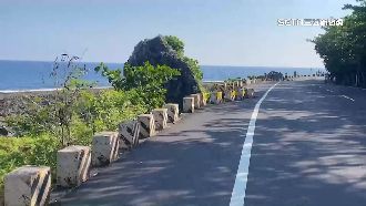 租車遊小琉球　騎士慘摔、機車卡草叢