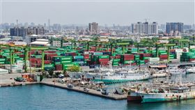 台灣外銷訂單連8黑經濟部公布4月外銷訂單，連續8個月負成長。國發會主委龔明鑫23日表示，整體看來，出口狀況依然不太好，但正面消息在於，東協、日本兩地區的接單已經轉正，但仍要觀察這屬單月現象還是具延續性的態勢。圖為高雄港第五貨櫃中心。中央社記者王騰毅攝  112年5月23日