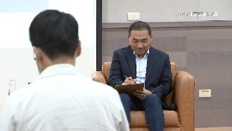 侯赴台大座談　學生嗆：辭不辭市長一句話