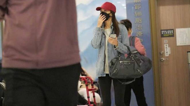 女星就醫病容憔悴　她被虎頭蜂螫無法走路