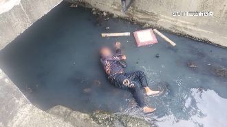 酒駕自撞電桿衝民宅　駕駛噴墜2米深大排