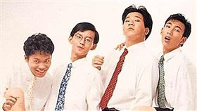 黃子佼（右2）早年出道時曾組成「帥哥綜藝團」。（圖／翻攝自黃子佼臉書）