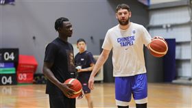 阿提諾備戰亞運男籃杭州亞運台灣男籃培訓隊19日在(日告)宇國際籃球中心舉行開訓媒體日，歸化球員阿提諾（Will Artino）（右）加入練習，在場上與隊友阿巴西（左）交換意見。中央社記者裴禛攝  112年6月19日