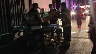 男深夜騎車自撞　「倒頭栽」掛電箱柵欄上