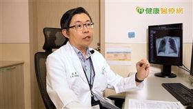黃建文醫師表示，民眾若有危險因子，又有疑似COPD的呼吸道症狀時，應到醫院胸腔內科做檢查，而最基本的檢查就是X光、肺功能檢測。