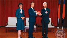 懲戒法院新任院長林輝煌（右）6月1日從司法院長許宗力（中）手中接下印信，卸任的院長李伯道稱病神隱，由懲戒法院資深審判長黃梅月（左）代理出席。