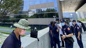 台中市政府文心樓旁傳墜樓，主計處女行政助理送醫命危。（圖／記者李忠憲拍攝）