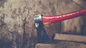 警方在屍體旁邊發現一把斧頭。（圖／翻攝自pexels）