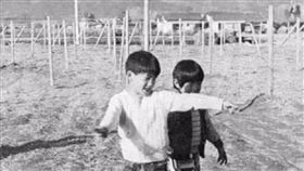 日本山梨縣甲府市在1975年驚傳1起著名的UFO和外星人遭遇事件，史稱「甲府事件」，當時有2名小學生在回家途中，撞見天空有2個閃爍著橘色光芒的不明物體，其中1個甚至朝他們飛來還拿類似照相機的東西不斷拍攝。如今小學生之一也在事隔將近50年後再度打破沉默回應此事！