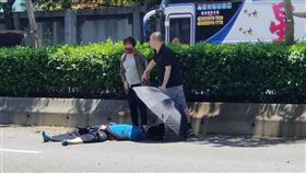 台北市民權東路四段空軍松山基地前，今天（20）上午11時許發生一起車禍事故，一名男子疑穿越馬路時，遭一輛自小客車撞飛倒地不起，男子雖仍有意識但不斷痛苦呻吟，肇事駕駛見狀連忙打119求助，且替受傷男子撐傘遮陽避免中暑，警消人員到場後已將受傷男子送醫，目前暫無生命危險，詳細事故原因還有待警方調查釐清。