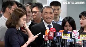 ▲侯友宜出席111學年度畢業生市長獎頒獎典禮-高中職組及板橋、土城、樹林分區國小組，於【活動前】進行市長聯訪。