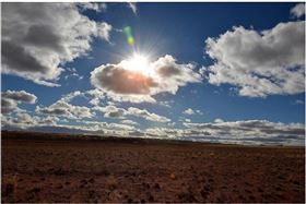 ▲夏至炎熱，要注意多加防曬及補充水分。（示意圖／翻攝自Pixabay）