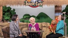 蔡英文總統今（20）日到空中英語教室參觀，並將台灣護照交給創辦人彭蒙惠老師，歡迎她正式成為台灣人。（圖／翻攝蔡英文臉書)