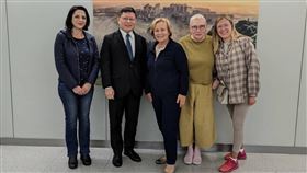 歐洲議會安全防禦副主席訪台歐洲議會安全暨防禦小組副主席茱娜薇（左3）率團抵台，外交部歐洲司副司長林主恩（左2）前往接機。（外交部提供）中央社記者黃雅詩傳真 112年6月18日