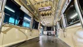 台北捷運公司今（20）天表示，為進一步提升文湖線尖峰時段運能，試辦馬特拉(VAL256)車型空間優化，除第1、4節車廂則維持不變外，第2、3節車廂的中央區域座椅及行李架全數拆除，每列車的總載客數從約400名增加至約420名。（圖／台北捷運公司提供）