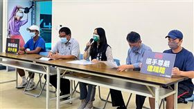 代表竹縣出征全運會需自費  議員批漠視選手權益民進黨新竹縣議員蔡蕥鍹（中）指出，全國運動會今年在台南舉辦資格賽，7月底前要完成選拔，10月賽程正式開跑，但代表竹縣參賽選手卻要自付交通、住宿、誤餐費等。蔡蕥鍹20日與新竹縣體育會網球委員會主任委員徐永清（左2）等人舉行記者會，批新竹縣政府漠視選手權益。中央社記者郭宣(文三)攝  112年6月20日