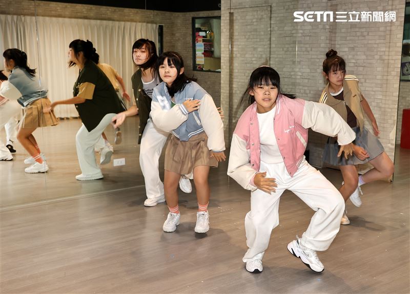 左左右右三立新聞網專訪。（記者邱榮吉/攝影）