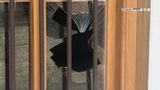 90年建築遭騎車撞破門　子嗣：只是想回家