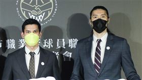 台北市職業籃球員職業工會成立（1）台北市職業籃球員職業工會成立記者會27日在台北舉行，首屆理事長楊敬敏（中）與理事林志傑（左）、曾文鼎（右）出席合影。中央社記者張新偉攝  111年4月27日
