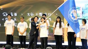 賴副總統為朝陽科大志工隊授旗朝陽科技大學20日舉辦暑期志工服務隊授旗暨安全講習活動，副總統賴清德（前左）到場親自為學生授旗。中央社記者蘇木春攝  112年6月20日