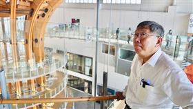 游盈隆說，柯文哲未來一個月只要再獲得3趴，就真的可以橫行無忌，仰天長嘯了。（圖／翻攝自柯文哲臉書）