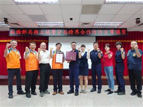 土城警分局跨界板橋郵局合作成立「打詐郵局隊」 親授板橋郵局第一線窗口行員及主管阻詐撇步（圖／土城警分局提供）