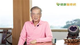 李深浦醫師分享，其實靜坐要用「做的」，而不是用「想的」，一旦你「想」著要去控制雜念時，其實就已是在走「隨意神經」的路線。