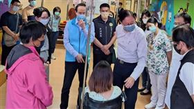 張善政慰問受傷女學生。（圖／教育局提供）