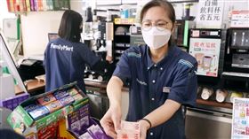 因應台灣高齡化社會，「全家便利商店」建立完善教學系統，積極招募二度就業與中高齡求職者。（圖／全家便利商店與104人力銀行合作拍攝）