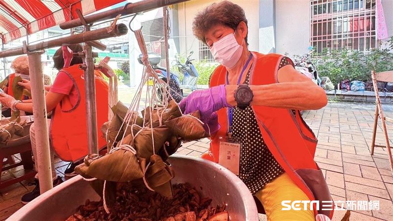 不捨弱勢吃不到粽　他們組隊包上千顆送去