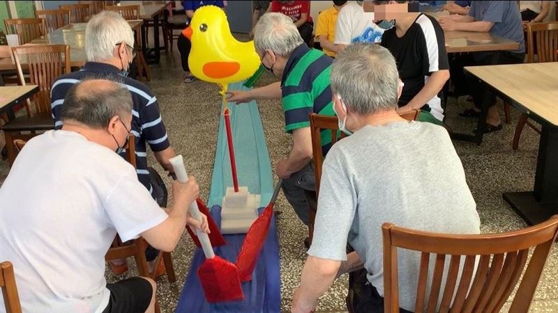 精障長輩也能過端午　職能治療師帶划龍舟