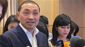 賴清德提補助私大學費  侯友宜：選前大撒幣國民黨總統參選人、新北市長侯友宜（前左）21日受訪表示，補助私立大學學費是選前大撒幣，這些補助私立大學學費的政策，都是政府要拿錢出來，但對學生真的有幫忙嗎；民眾眼睛是雪亮的。中央社記者黃旭昇新北攝  112年6月21日