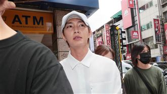 炎亞綸突襲耀樂道歉　他傻眼：還帶妝上陣