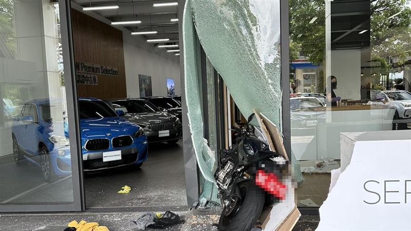 車廠員工騎重機撞展示間…旁邊1排新車