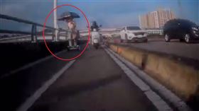 電動雙輪車爭道！有網友昨天（20日）在臉書「我是永和人」發文且上傳2段影片，畫面中可以看到一名女子撐著傘，騎著電動雙輪車行駛於福和橋機車道上，因電動獨輪車或雙輪車被歸類為「個人行動器具」，依法不得行駛於道路，原PO呼籲警方加強宣導、取締。