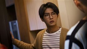 炎亞綸驚喜客串《關於我和鬼變成家人的那件事》，是牽動劇情的重要角色。（圖／金盞花大影業提供）