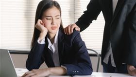 性別歧視也是重要因素，目前性騷擾事件多數加害者為男性，他們將性騷擾視為對特定性別的愛意表達，或是一種支配行為。再者，性騷擾加害者可能較有自我中心、缺乏尊重和同理心的特徵，他們忽視他人的感受和願望，將自己的需求置於他人之上。單次發生性騷擾的個案比例較高，另外有一部份屬於「低危險高再犯」族群，有可能與特殊性癖好如觸摸癖，或是人格障礙如邊緣型人格障礙、思覺失調症的幻覺症狀有關