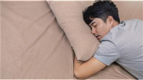 《美國心臟協會》（AHA）今年初所發布的報告 ，具有「多重睡眠障礙」問題的族群，包括入睡困難、半夜易甦醒、睡眠不足6小時，罹患心臟病的風險比起睡眠品質較好者多出近3倍。《神經科學》（Neuroscience） 的動物試驗指出，番紅花萃取物中的「番紅花酸」（trans-crocetin）物質，能夠抑制大鼠大腦中的「麩胺酸」（為動物中樞神經系統的興奮性神經傳遞物質）傳遞幫助放鬆神經