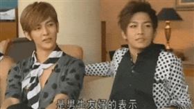 炎亞綸（右）與汪東城被粉絲送作堆（圖／翻攝自微博）