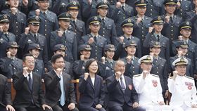 蔡總統出席三軍六校院聯合畢業典禮（1）總統蔡英文（前左3）21日在總統府祕書長林佳龍（前左2）、國安會祕書長顧立雄（前左）、國防部長邱國正（前右3）等陪同下，在國防大學復興崗校區出席112年三軍六校院聯合畢業典禮，與畢業生合影時握拳喊「戰力強」。中央社記者徐肇昌攝  112年6月21日